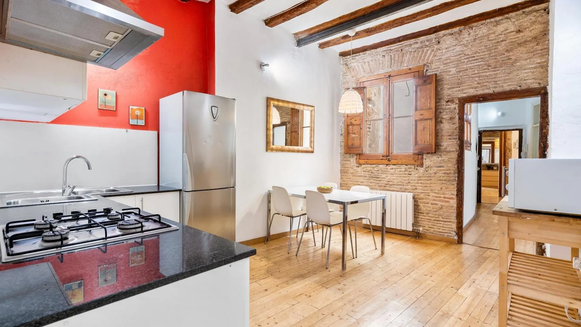 Stylish 2-Bedroom Apartment In El Born 바르셀로나