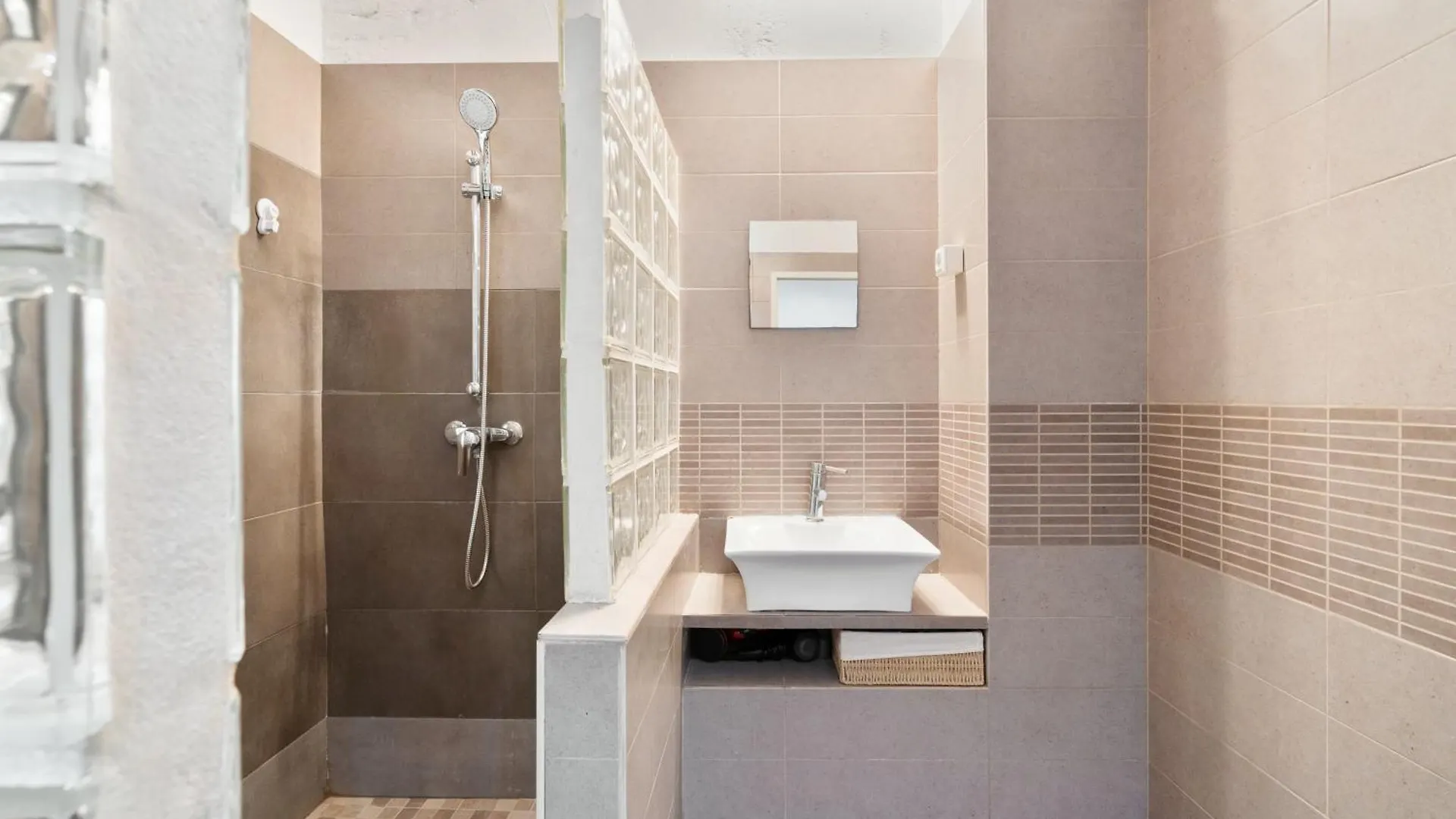 Stylish 2-Bedroom Apartment In El Born 바르셀로나