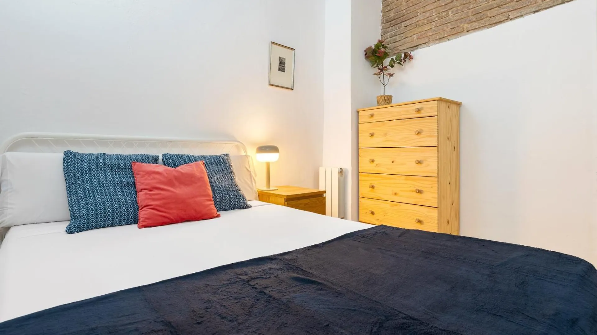 Stylish 2-Bedroom Apartment In El Born Barcelona