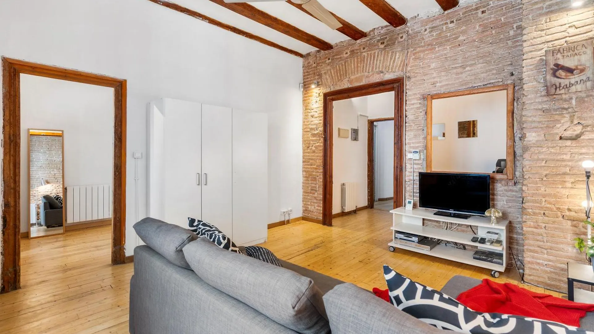 Stylish 2-Bedroom Apartment In El Born Barcelona