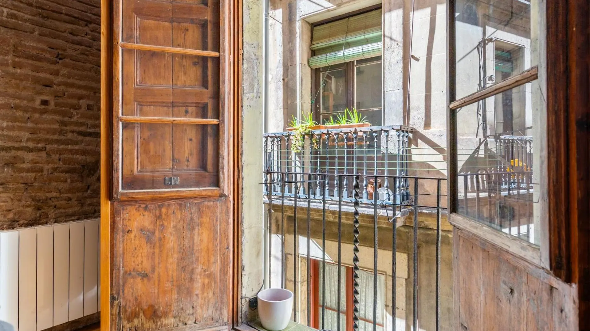 Stylish 2-Bedroom Apartment In El Born Barcelona