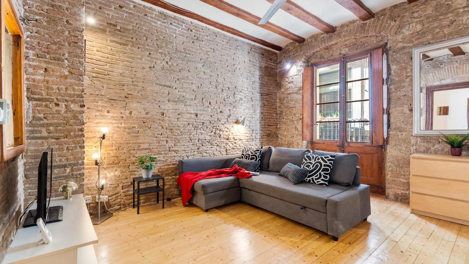 Stylish 2-Bedroom Apartment In El Born Barcelona